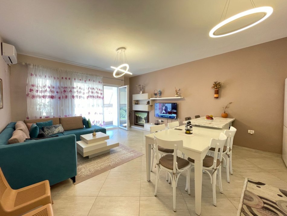 Tirane, jepet me qera apartament 2+1+Ballkon Kati 4, 115 m² 900 € (Liqeni i Thate)