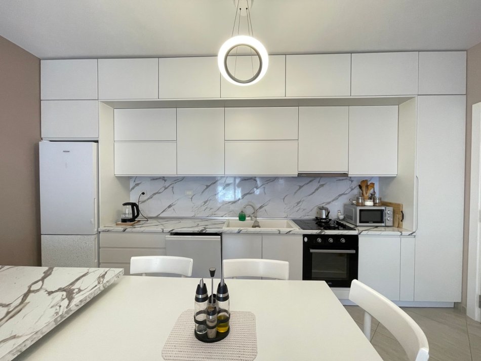 Tirane, jepet me qera apartament 2+1+Ballkon Kati 4, 115 m² 900 € (Liqeni i Thate)