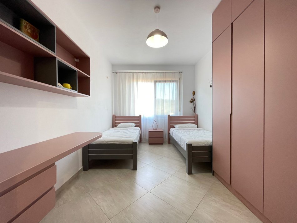 Tirane, jepet me qera apartament 2+1+Ballkon Kati 4, 115 m² 900 € (Liqeni i Thate)