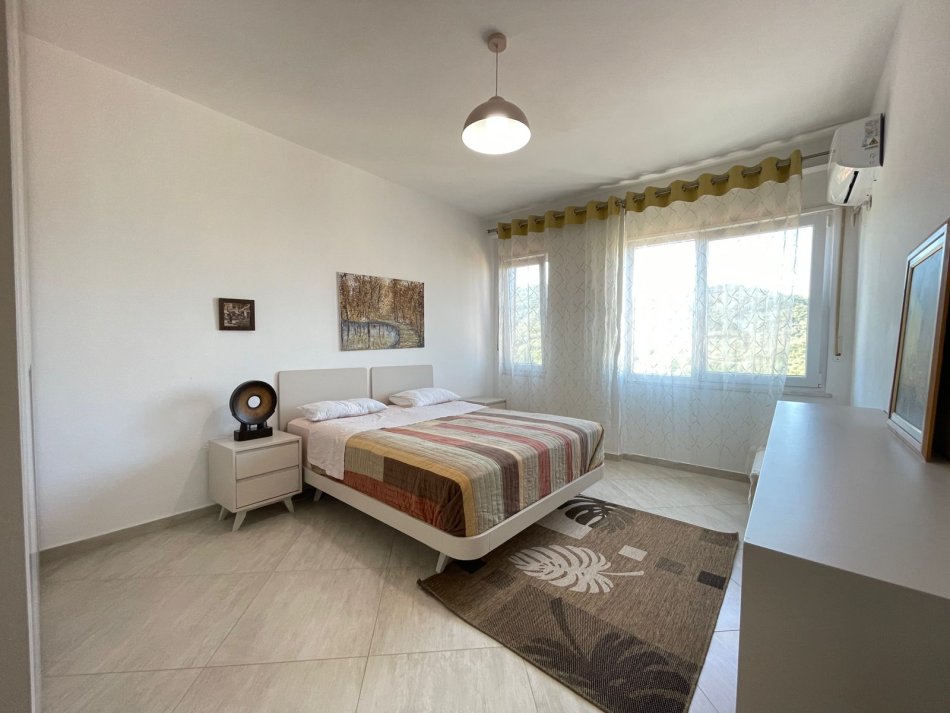 Tirane, jepet me qera apartament 2+1+Ballkon Kati 4, 115 m² 900 € (Liqeni i Thate)