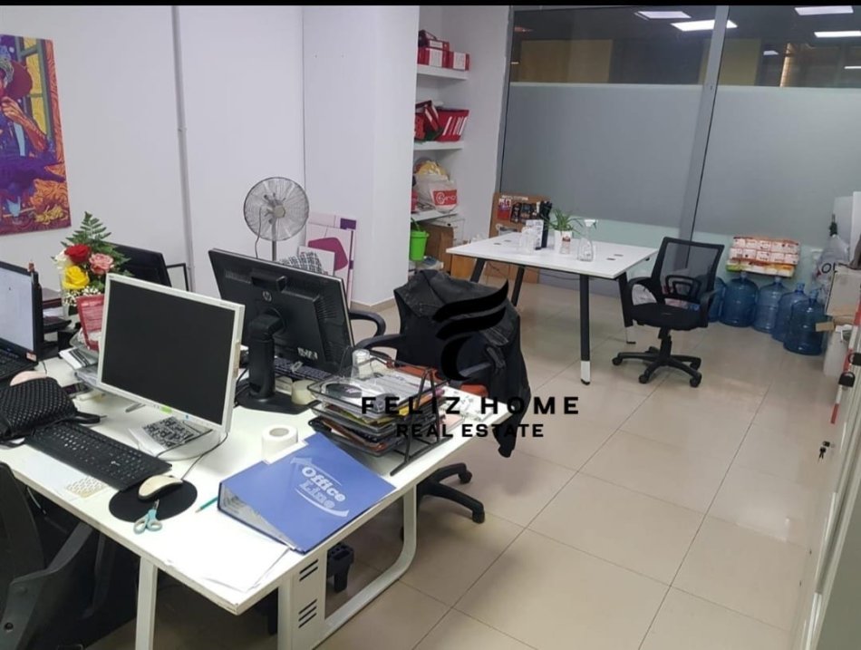 Tirane, jepet me qera dyqan Kati 0, 650 m² 650 € (RRUGA E KAVAJES)