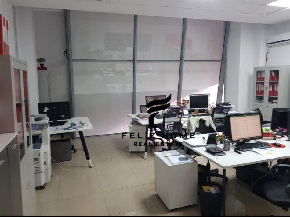 Tirane, jepet me qera dyqan Kati 0, 650 m² 650 € (RRUGA E KAVAJES)