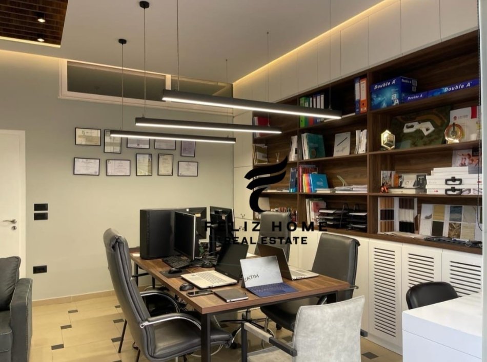 Tirane, shitet dyqan Kati 0, 42 m² 98.000 € (KOMUNA E PARISIT)