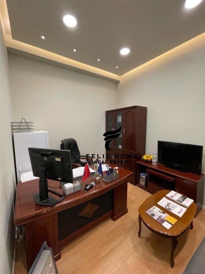 Tirane, shitet dyqan Kati 0, 42 m² 98.000 € (KOMUNA E PARISIT)