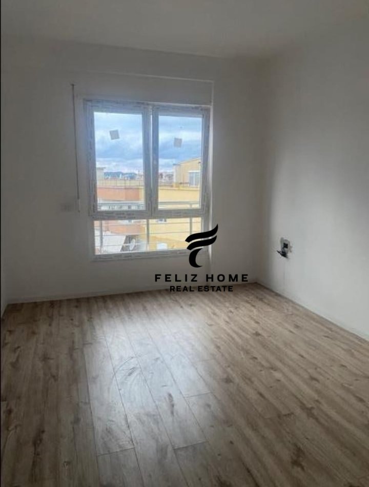 Tirane, jepet me qera zyre Kati 7, 65 m² 650 € (KOMUNA E PARISIT)