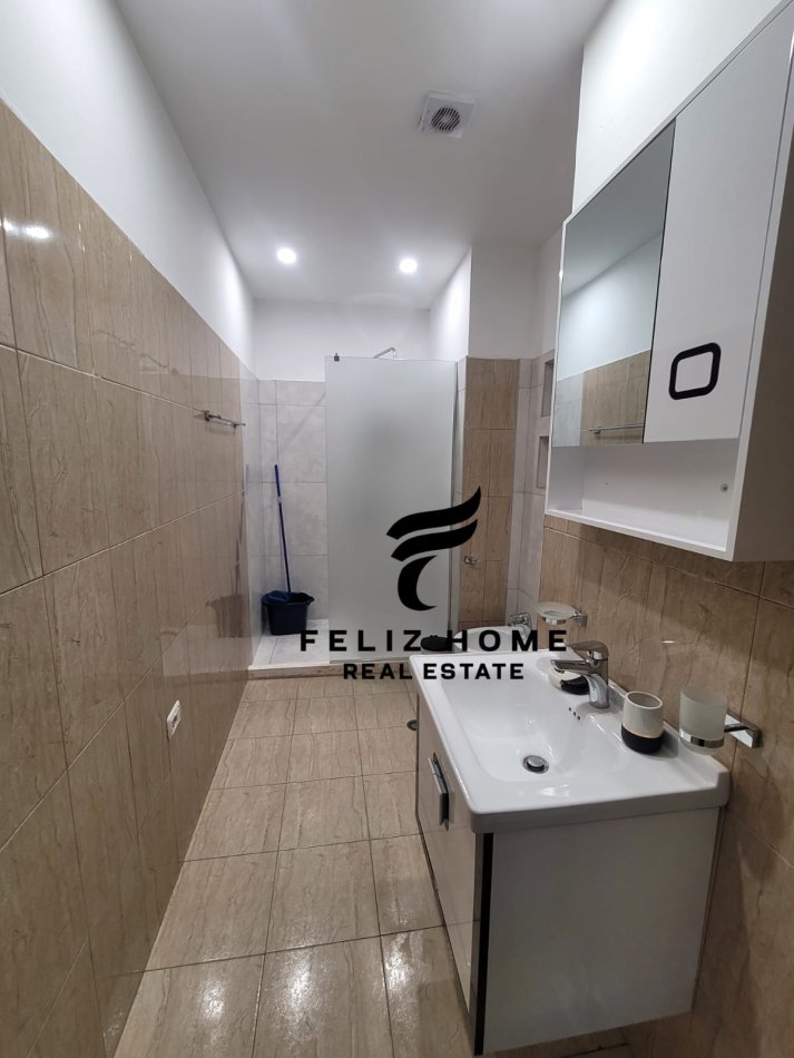 Tirane, jepet me qera apartament 1+1+Ballkon Kati 1, 60 m² 600 € (QENDER)