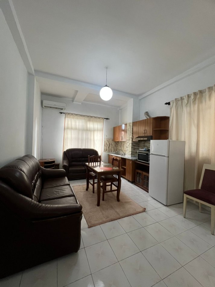 Tirane, jepet me qera apartament 1+1 Kati 1, (Qender, prane 9katesheve)
