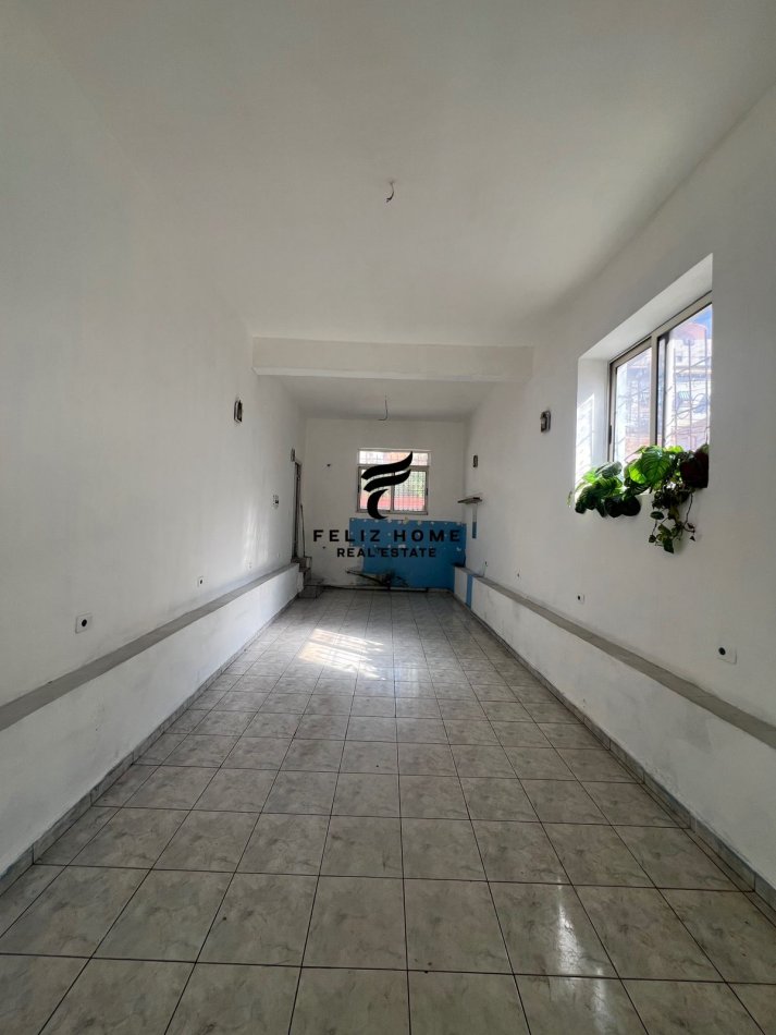 Tirane, jepet me qera dyqan Kati 0, 50 m² 700 € (RRUGA E BARRIKADAVE)