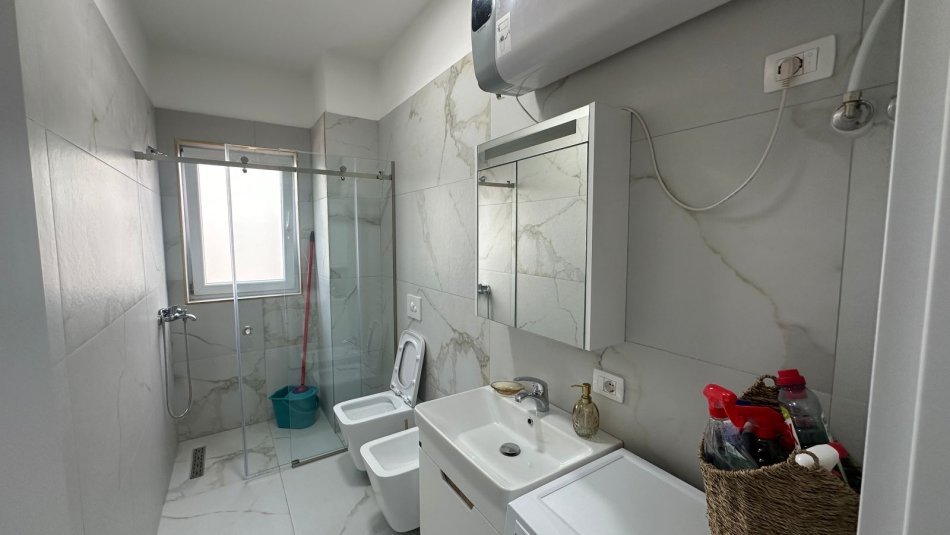 Tirane, jepet me qera apartament 1+1 Kati 4, 70 m² 550 € (Rruga Bardhyl)