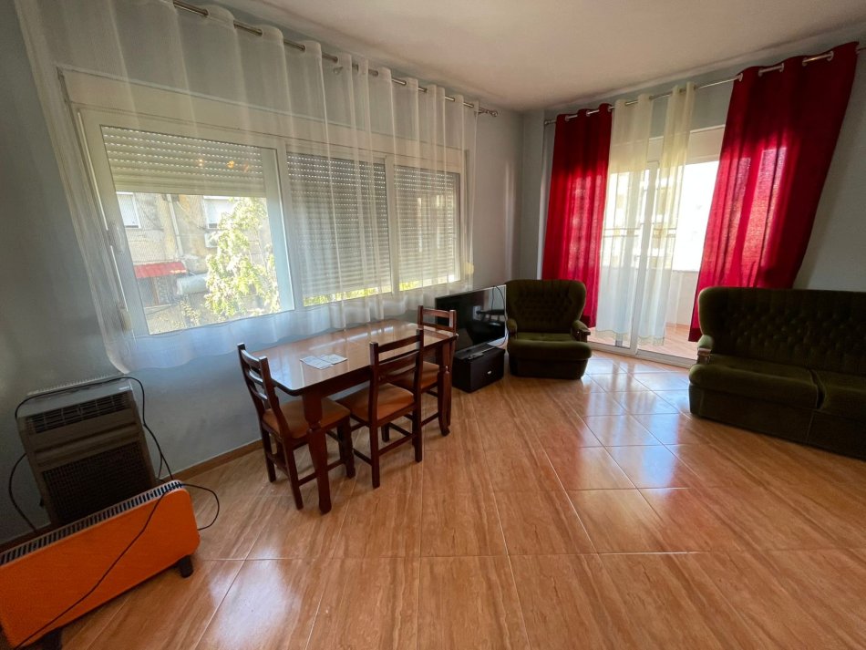 Tirane, jepet me qera apartament 1+1 Kati 3, 70 m² 450 € (Oxhaku)