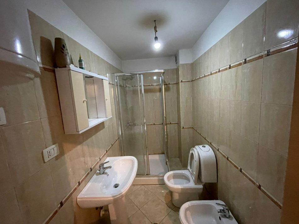Tirane, jepet me qera apartament 1+1 Kati 3, 70 m² 450 € (Oxhaku)