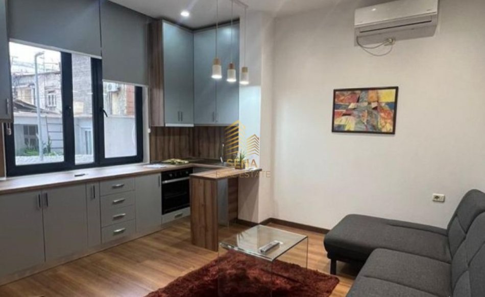 Tirane, jepet me qera apartament 1+1+Ballkon Kati 1, 60 m² 600 € (Rruga Barrikadave)