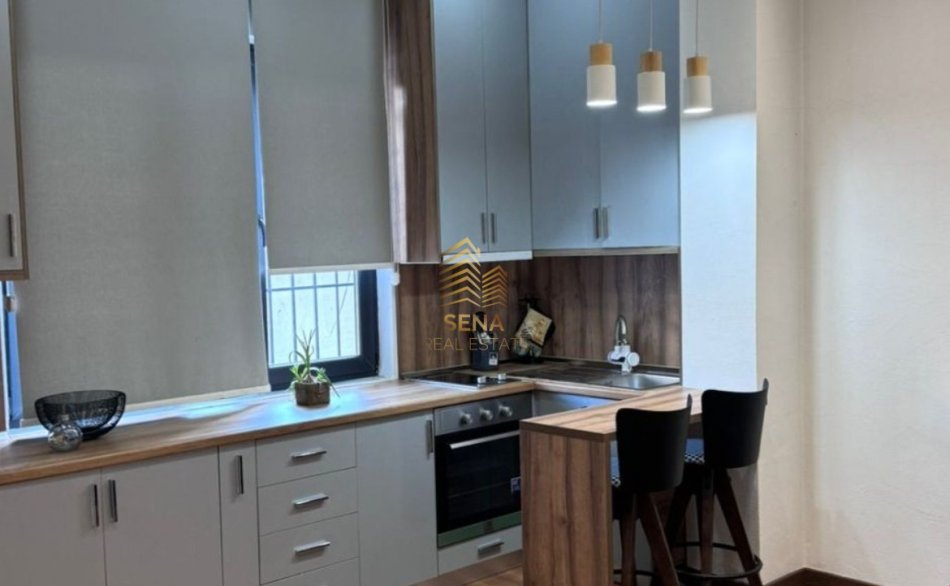 Tirane, jepet me qera apartament 1+1+Ballkon Kati 1, 60 m² 600 € (Rruga Barrikadave)