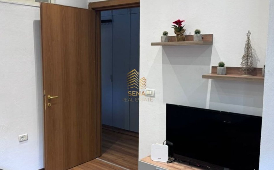 Tirane, jepet me qera apartament 1+1+Ballkon Kati 1, 60 m² 600 € (Rruga Barrikadave)