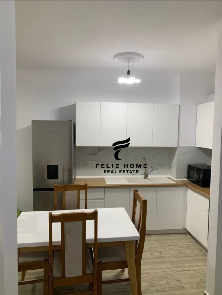 Tirane, jepet me qera apartament 1+1+Ballkon Kati 5, 72 m² 550 € (RRUGA E KAVAJES)