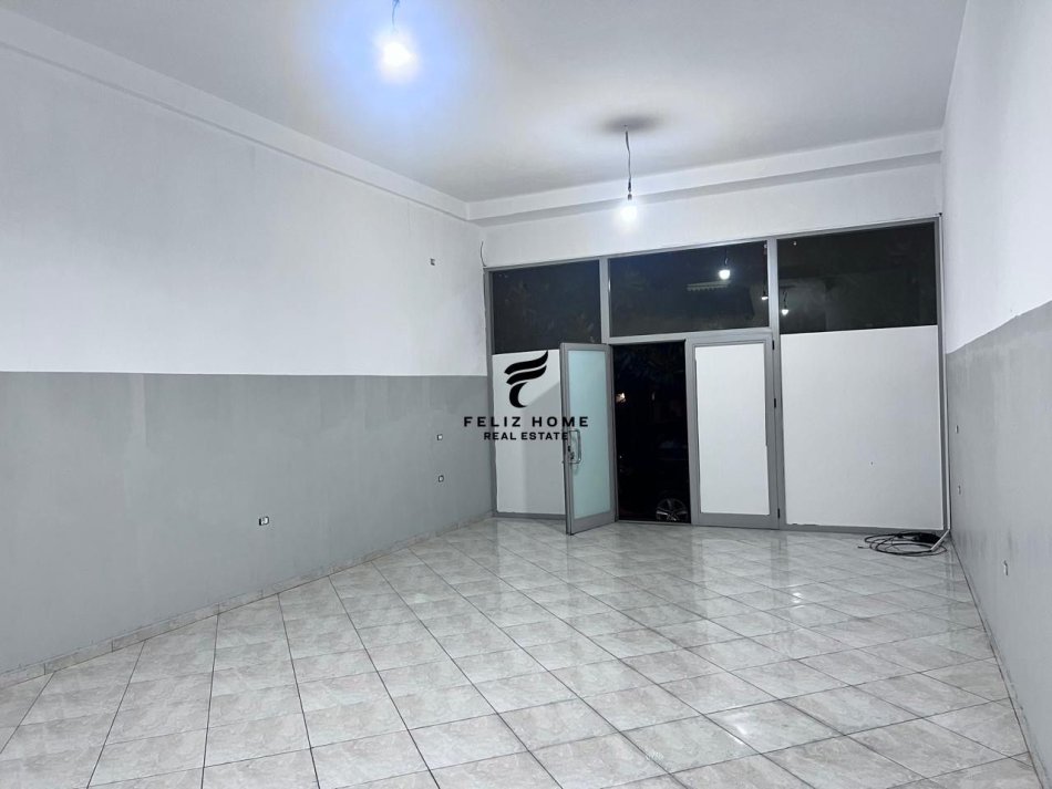 Tirane, shitet dyqan Kati 0, 25 m² 90.000 € (KOMUNA E PARISIT)