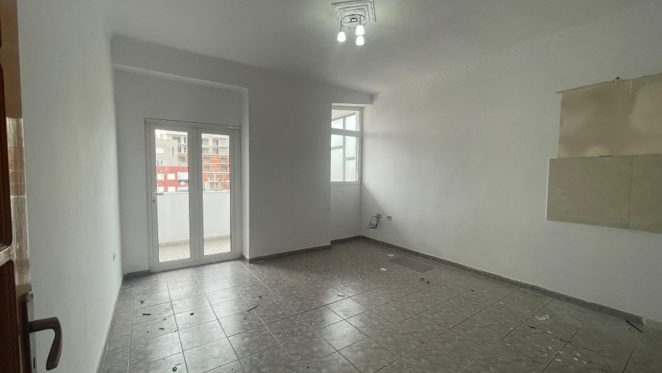 Tirane, shitet apartament 2+1 Kati 6, 88 m² 120.000 € (Rruga Bardhyl, ne Brryl)
