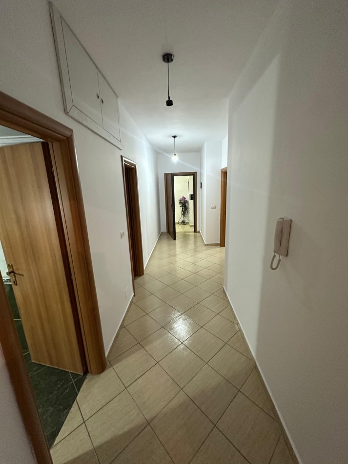 Tirane, jepet me qera apartament 2+1+Ballkon Kati 3, 100 m² 500 € (Komuna e Parisit)