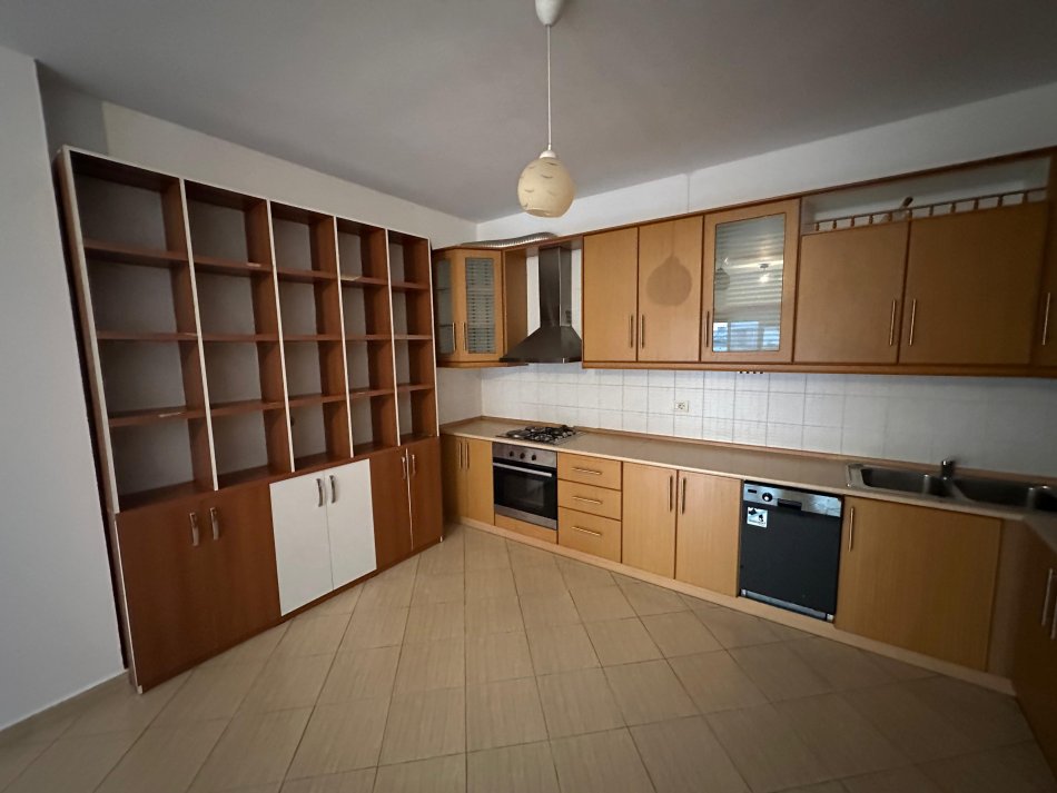 Tirane, jepet me qera apartament 2+1+Ballkon Kati 3, 100 m² 500 € (Komuna e Parisit)