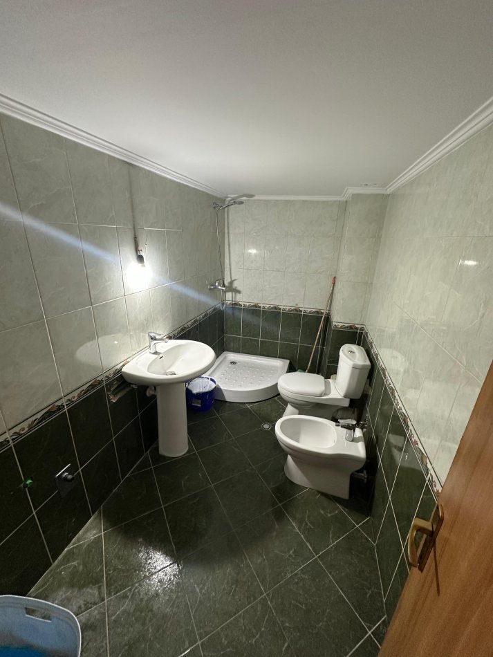 Tirane, jepet me qera apartament 2+1+Ballkon Kati 3, 100 m² 500 € (Komuna e Parisit)