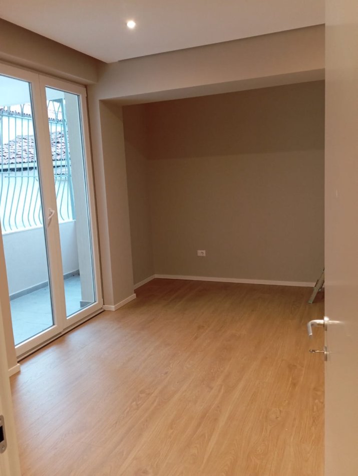 Tirane, jepet me qera ambjent biznesi Kati 1, 95 m² 950 € (rruga e kavajes)
