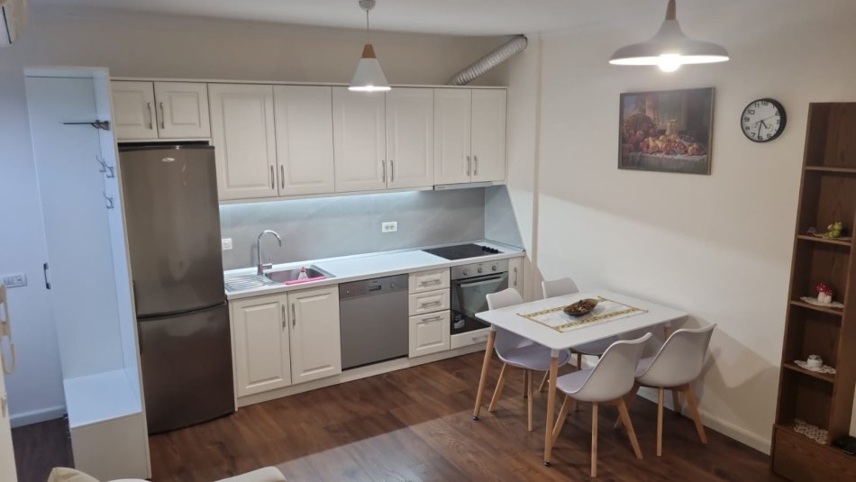 Tirane, jepet me qera apartament 1+1 Kati 3, 62 m² 600 € (Kristal Center, Komuna e Parisit)
