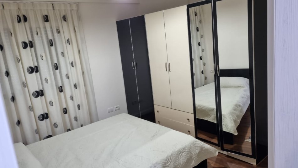 Tirane, jepet me qera apartament 1+1 Kati 3, 62 m² 600 € (Kristal Center, Komuna e Parisit)