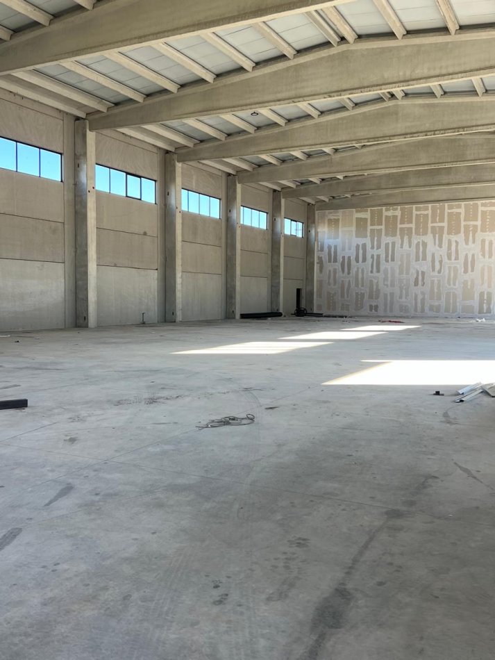 Tirane, jepet me qera magazine Kati 1, 7.500 € (Rruga Aeroportit , Tirane, Shqipëria)