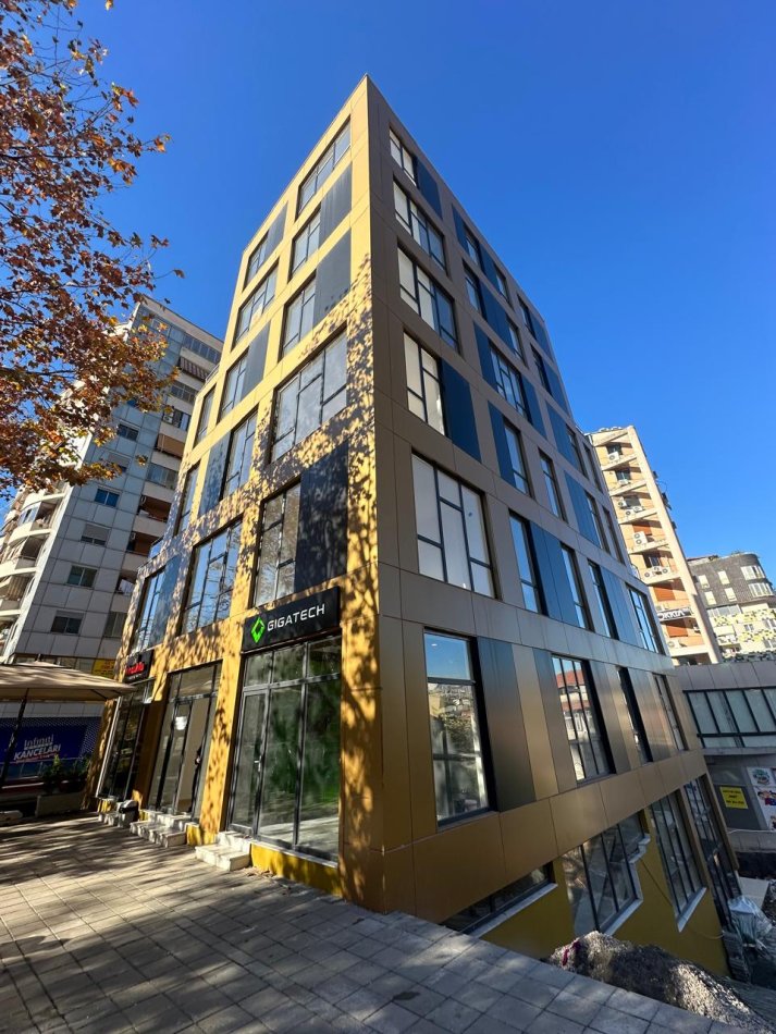 Tirane, jepet me qera ambjent biznesi Kati 3, 148 m² 3.000 € (KOMPLEKSI USLUGA)