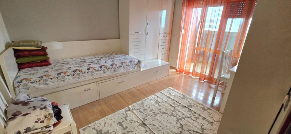 JEPET ME QERA APARTAMENT 2+1+2 NE QENDER, PAZARI I RI