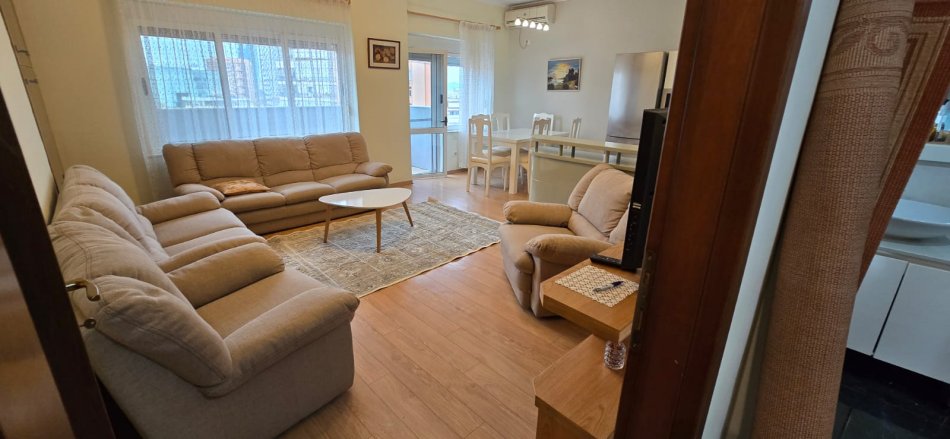 JEPET ME QERA APARTAMENT 2+1+2 NE QENDER, PAZARI I RI