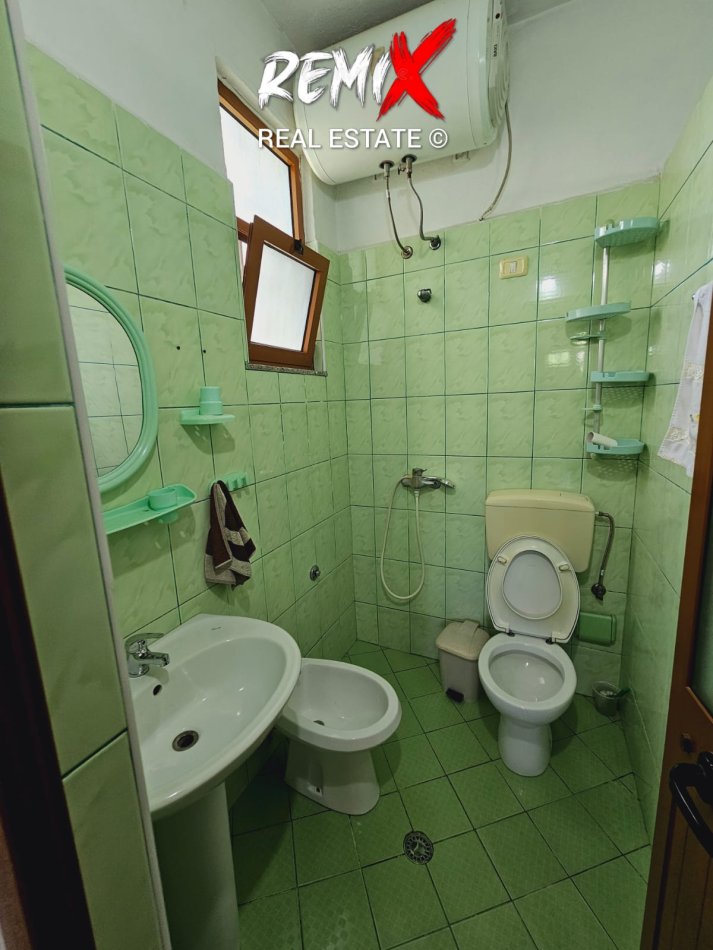 Durres, jepet me qera shtepi 3+1+Aneks+Ballkon Kati 1, 300 m² 450 € 
