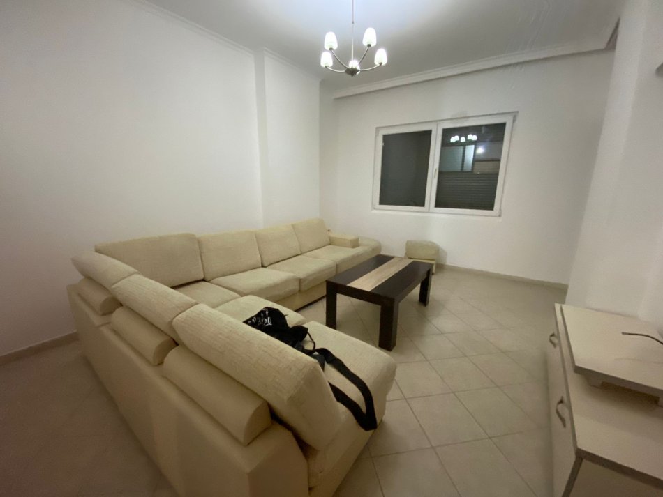 Tirane, Shitet Apartament 1+1+Ballkon Kati 3 (Misto Mame)