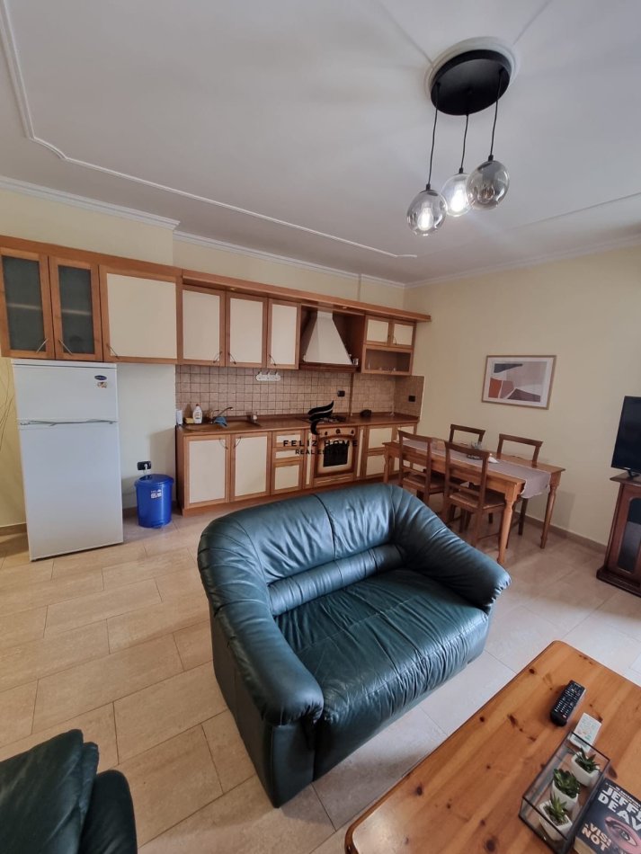 Tirane, jepet me qera apartament 1+1+Ballkon Kati 6, 65 m² 600 € (BLLOKU)