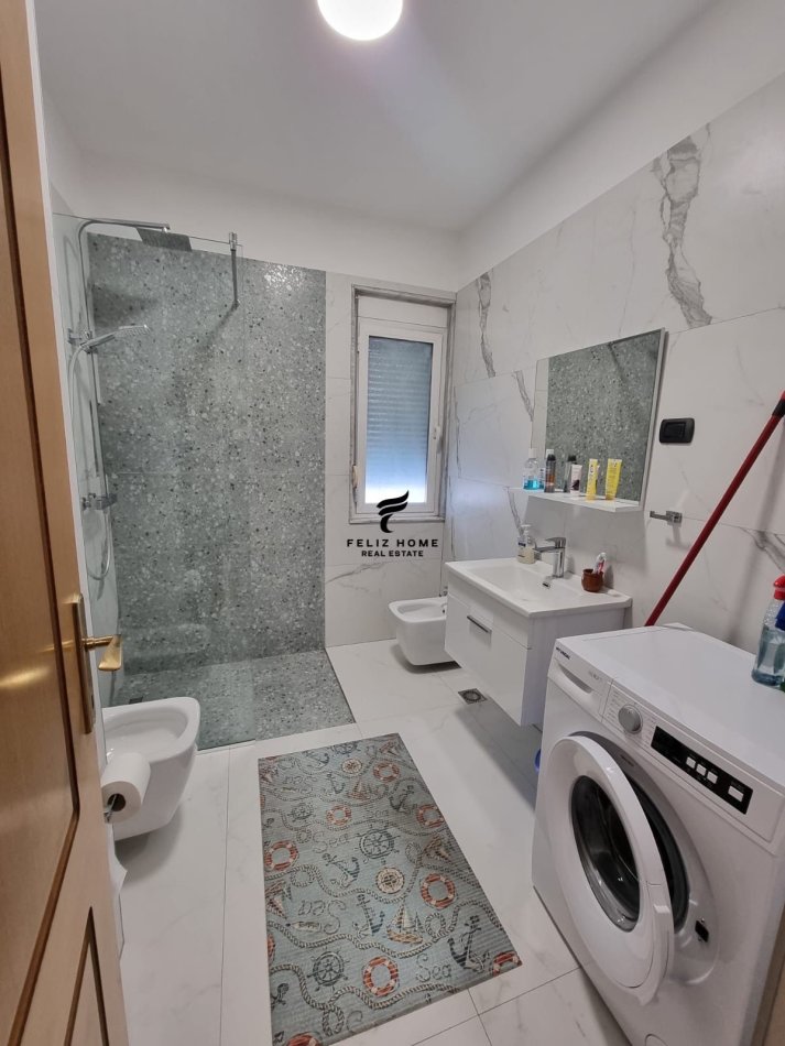 Tirane, jepet me qera apartament 1+1+Ballkon Kati 6, 65 m² 600 € (BLLOKU)