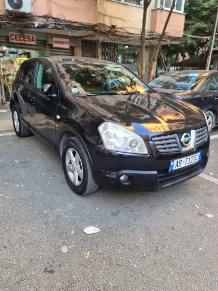 Tirane, shes makine Nisan Benzin-gaz