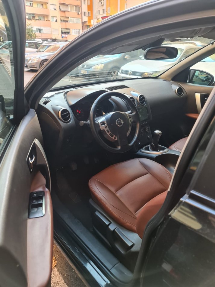 Tirane, shes makine Nisan Benzin-gaz