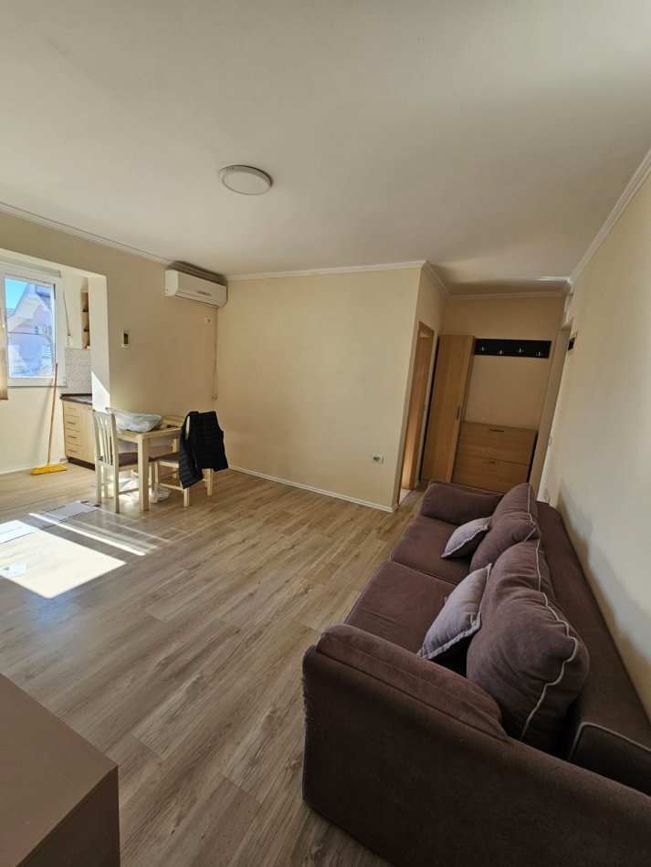 Tirane,Shitet apartament i rinovuar, tipit 1+1+Ballkon, në kati 3, pallat ekzistues me tulla 3-katësh, sip.48 m², Cmimi 72'000 €, në rr. Ali Demi, përballë Shkollës 9-Vjeçare "Kushtrimi i Lirisë" 300m larg Maternitetit të Ri, Tiranë
