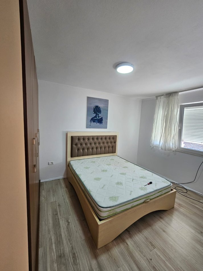 Tirane,Shitet apartament i rinovuar, tipit 1+1+Ballkon, në kati 3, pallat ekzistues me tulla 3-katësh, sip.48 m², Cmimi 72'000 €, në rr. Ali Demi, përballë Shkollës 9-Vjeçare "Kushtrimi i Lirisë" 300m larg Maternitetit të Ri, Tiranë