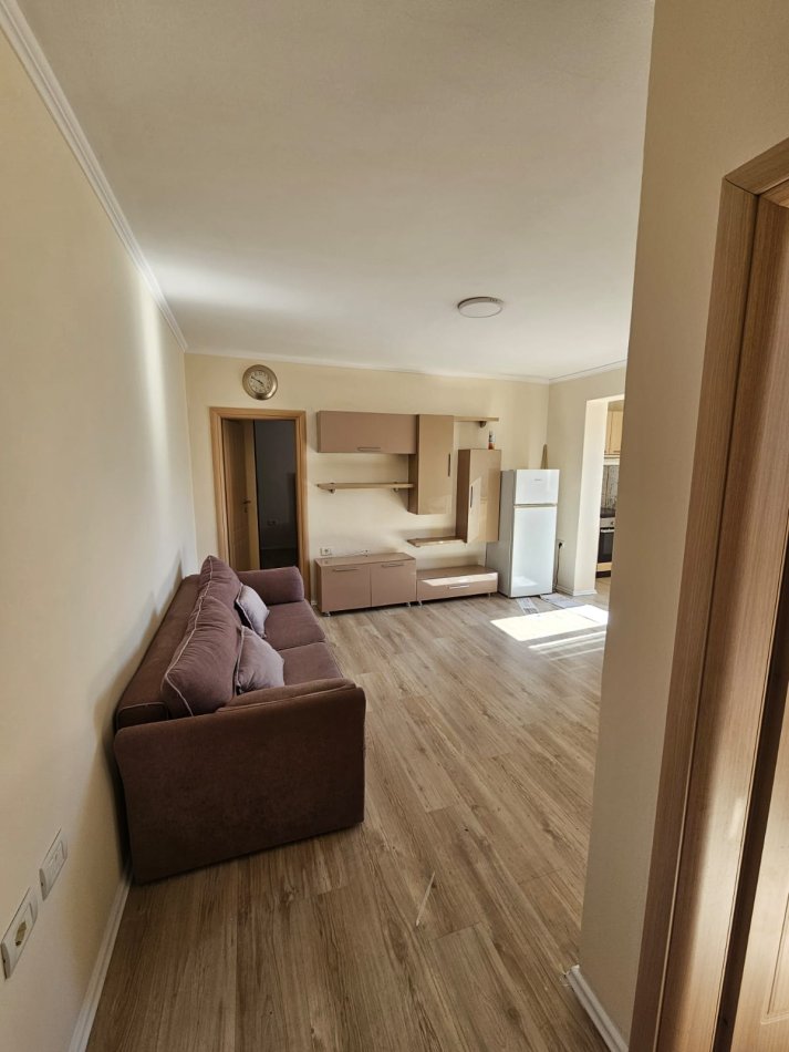 Tirane,Shitet apartament i rinovuar, tipit 1+1+Ballkon, në kati 3, pallat ekzistues me tulla 3-katësh, sip.48 m², Cmimi 72'000 €, në rr. Ali Demi, përballë Shkollës 9-Vjeçare "Kushtrimi i Lirisë" 300m larg Maternitetit të Ri, Tiranë