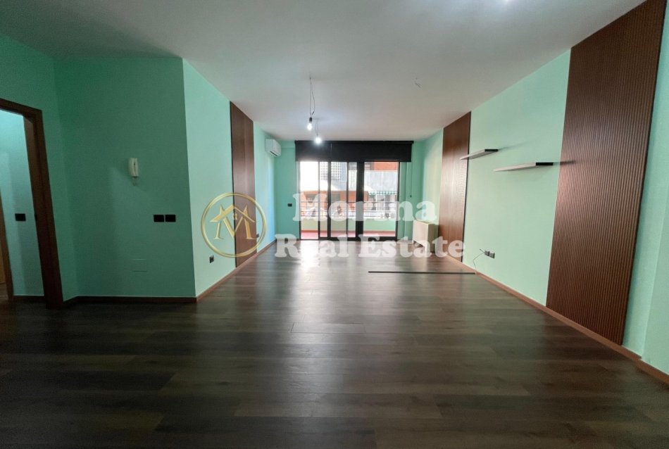 Tirane, jepet me qera ambjent biznesi Kati 6, 133 m² 1.400 € (Blloku)