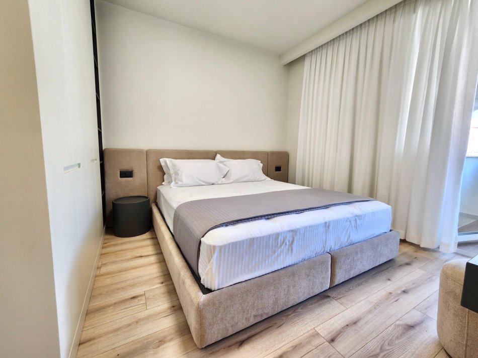 🤩Brand New: 1+1 Modern 📍 Komuna e Parisit - Pranë Kika 1 | 💯% i Ri, Harmoni ne ngjyra & mobilim (( 800€/muaj ))