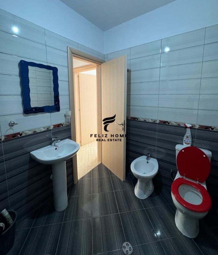 Tirane, jepet me qera zyre Kati 1, 120 m² 450 € (ASTIR)
