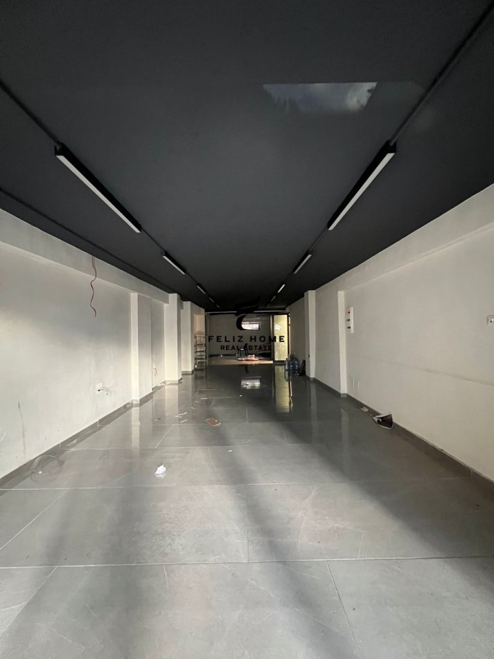 Tirane, jepet me qera dyqan Kati 0, 100 m² 1.000 € (ZOGU I ZI)