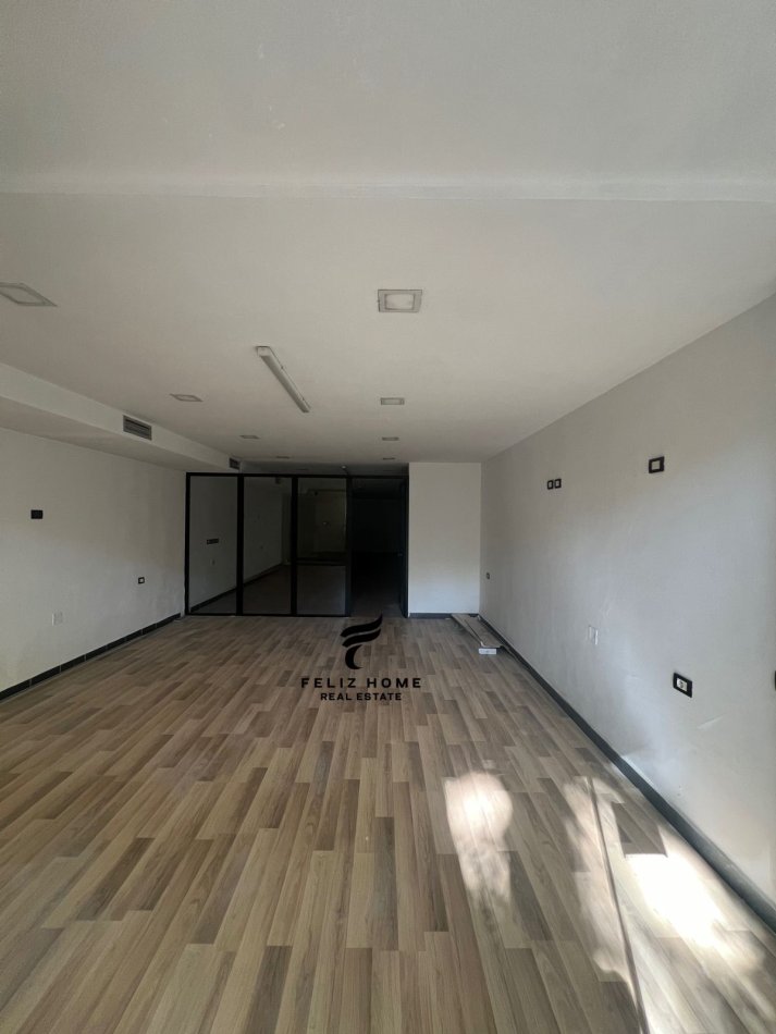 Tirane, jepet me qera dyqan Kati 0, 100 m² 900 € (ISH EKSPOZITA)