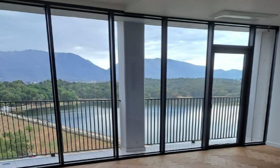 Tirane, jepet me qera apartament 3+1+Ballkon Kati 8, 165 m² 2.500 € (Lake View)