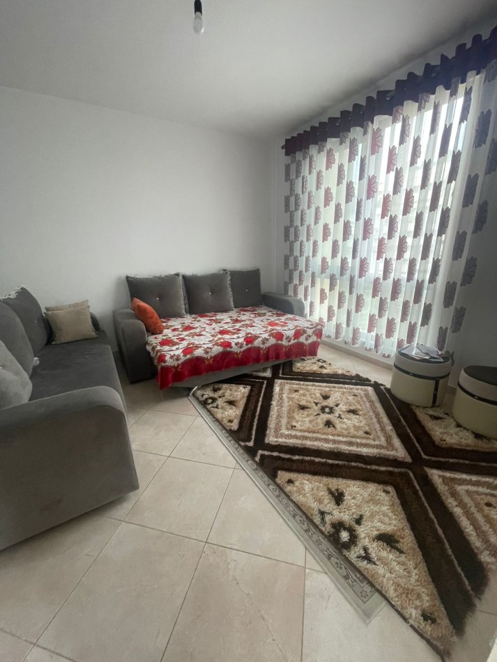 Tirane, jepet me qera apartament 1+1+Ballkon Kati 3, 80 m² 600 € (Komuna e Parisit)