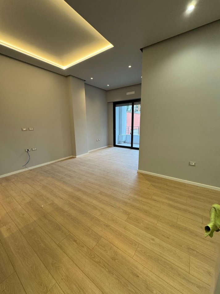 Tirane, shes apartament 2+1 Kati 1, 101 m² 160.000 € (Rruga peti)