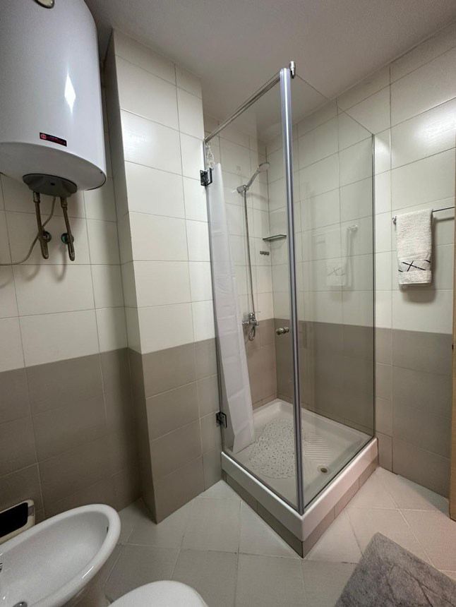 JEPET ME QERA APARTAMENT 2+1 I SAPOMOBILUAR, RRUGA JORDAN MISJA
