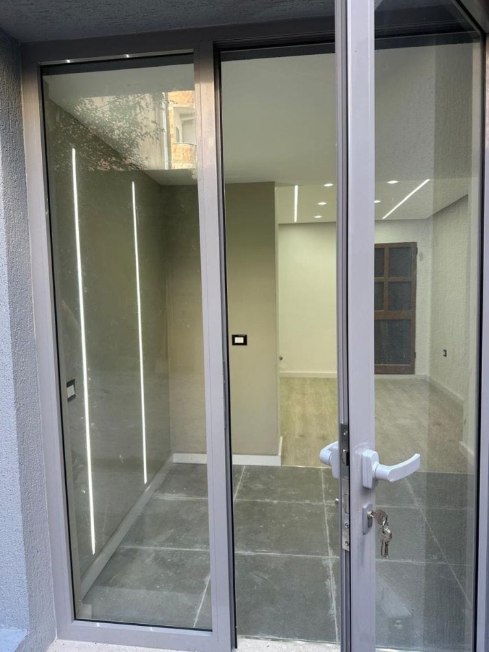 Tirane, jepet me qera dyqan Kati 0, 40 m² 400 € (21 dhjetori)